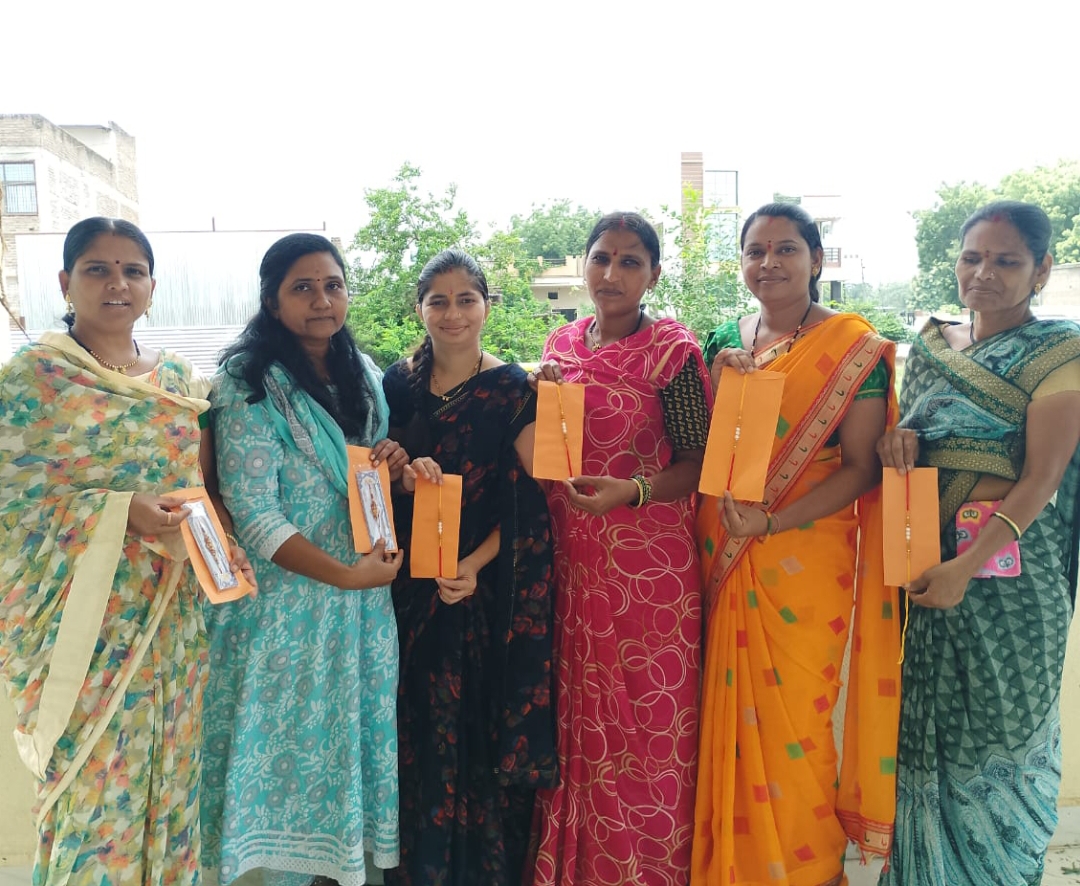 सोनाळा येथील बहिणीं कडून मुख्यमंत्री देवेंद्र फडणवीस यांना पाठविल्या राख्या