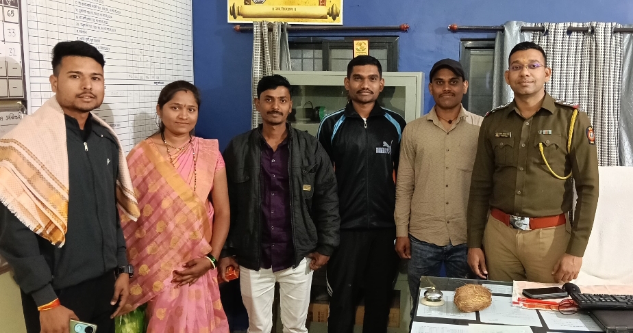 सोनाळा पोलीस स्टेशन तर्फे टूनकी येथील बीएसएफ व सीआरपीएफ मध्ये निवड झालेल्या तरुण-तरुणीचा सत्कार