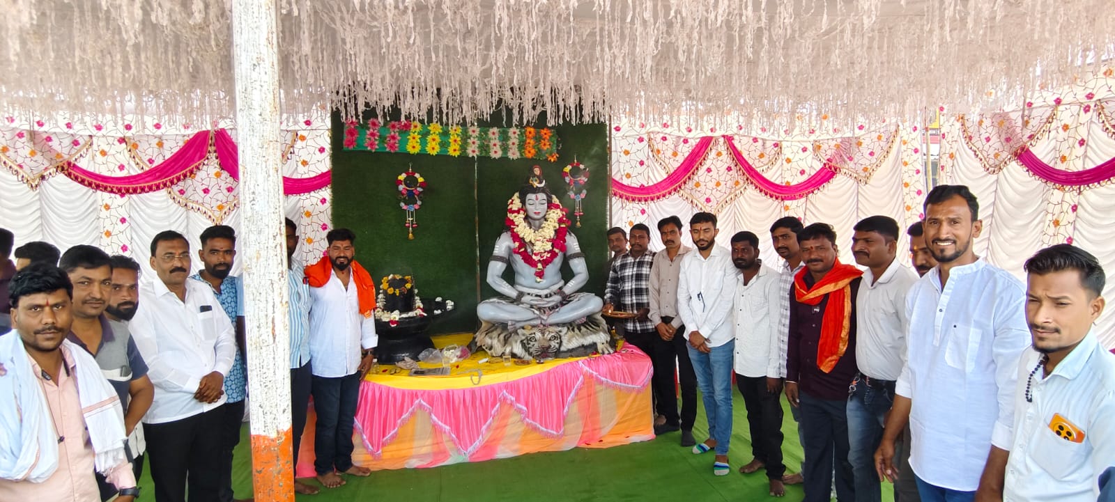 महाकाल ग्रुपच्या वतीने महाशिवरात्री निमित्त सोनाळयात फराळाचे वाटप