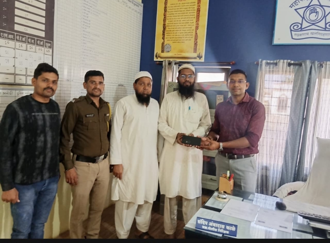 सोनाळा पोलीसांनी मोबाईल हस्तगत करुन मुळ मालकास केला परत
