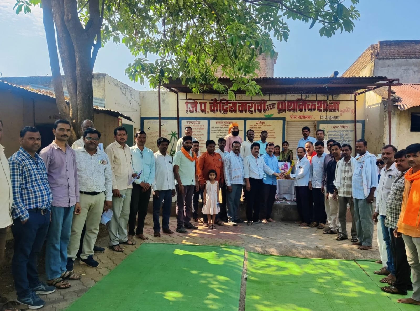 जिल्हा परिषद शाळा पालक मेळाव्यात विद्यार्थी शैक्षणिक हितार्थ 2 मिनिटात विस हजार लोकवर्गणी