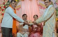 भास्कर शेटे यांचा अनोखा उपक्रम; मुलाच्या लग्नात पाहुण्यांना ‘भगवद्गीता’ भेट